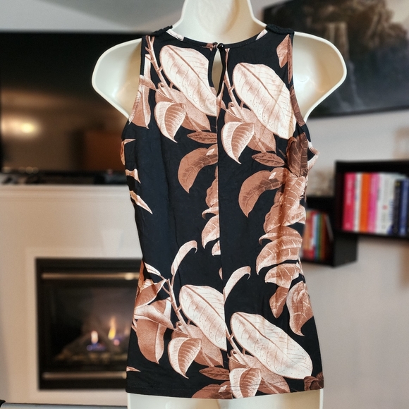 Le Chateau leaf print high crochet neck sleeveless blouse sz S - Picture 3 of 7